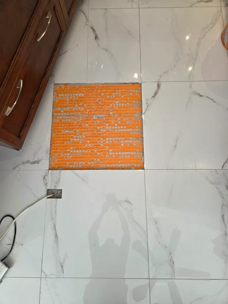 plancher de céramique fissuré